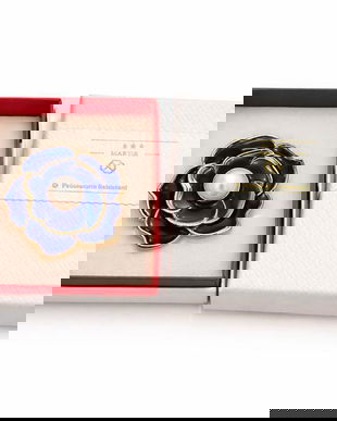 Broșă Mărțișor Floare Albastră cu Perlă Centrală și Finisaj Auriu