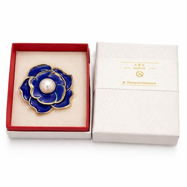 Broșă Mărțișor Floare Albastră cu Perlă Centrală și Finisaj Auriu