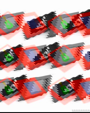 Set 6 Broșe Mărțișor cu Chitara Verde, Ambalate &icirc;n Cutie Cadou Roșie, Simbol Primăvară