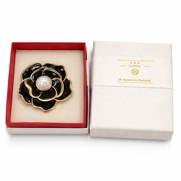 Broșă Mărțișor Floare Neagră cu Perlă Centrală și Finisaj Auriu