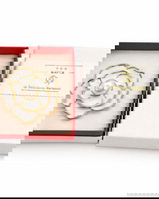 Broșă Mărțișor Floare Albă cu Perlă Centrală și Finisaj Auriu