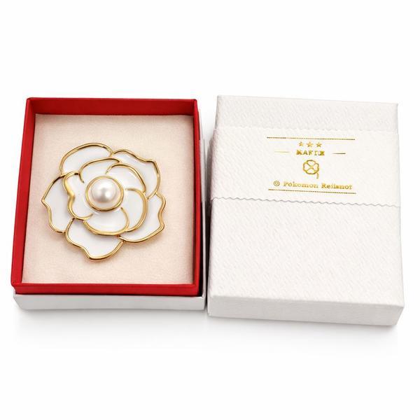 Broșă Mărțișor Floare Albă cu Perlă Centrală și Finisaj Auriu