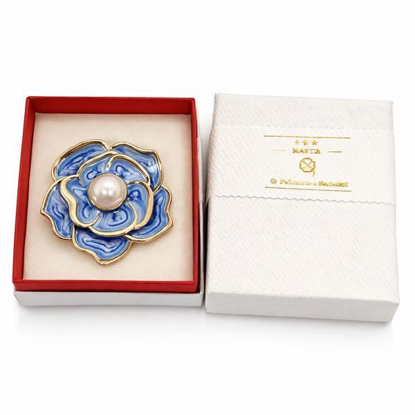 Broșă Mărțișor Floare Albastru Deschis cu Perlă Centrală și Finisaj Auriu
