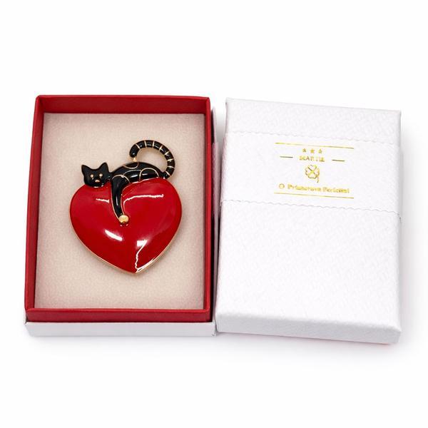Broșă Mărțișor Inimă Roșie cu Pisică Elegantă, Emailată, &icirc;n Cutie Cadou