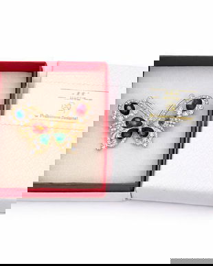 Broșă Mărțișor Fluture Elegant, Multicolor cu Pietre Strălucitoare, &icirc;n Cutie Cadou