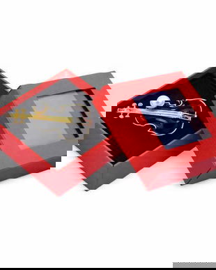 Broșă Mărțișor Vioară Elegantă, Emailată Negru-Auriu cu Perlă, cu Cutie Cadou Roșie