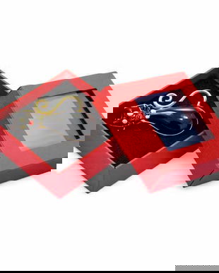 Broșă Mărțișor Pisică Elegantă, Emailată Negru-Auriu, cu Cutie Cadou Roșie