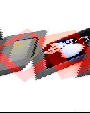 Broșă Mărțișor Pisică Albă Elegantă, Emailată cu Pietricele Colorate, cu Cutie Cadou Roșie