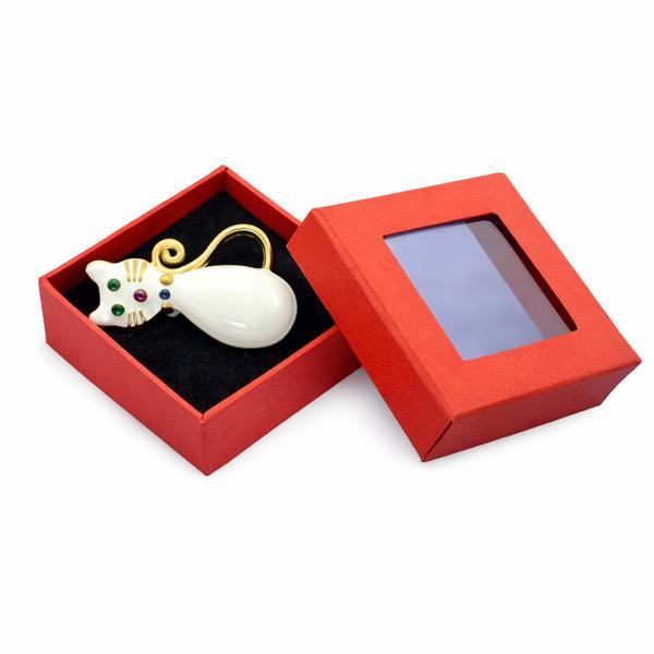 Broșă Mărțișor Pisică Albă Elegantă, Emailată cu Pietricele Colorate, cu Cutie Cadou Roșie