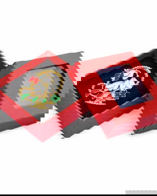 Broșă Mărțișor Ghiocei &icirc;n Coș, Emailată, cu Cutie Cadou Roșie Elegantă