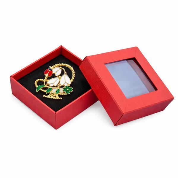 Broșă Mărțișor Ghiocei &icirc;n Coș, Emailată, cu Cutie Cadou Roșie Elegantă