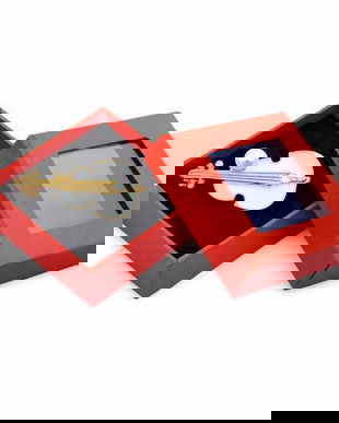 Broșă Mărțișor Vioară Elegantă, Emailată Alb-Auriu cu Perlă, cu Cutie Cadou Roșie