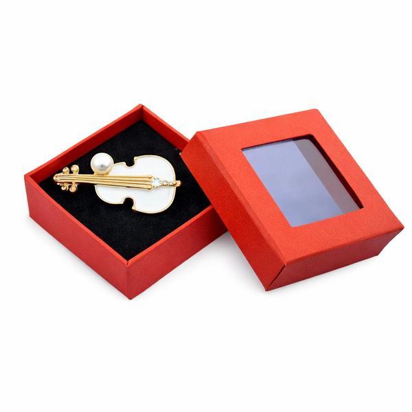 Broșă Mărțișor Vioară Elegantă, Emailată Alb-Auriu cu Perlă, cu Cutie Cadou Roșie
