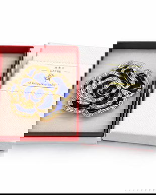 Broșă Mărțișor Trandafir Albastru Elegant cu Elemente Aurii și Cristale Strălucitoare