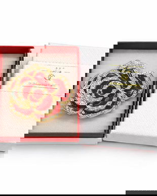 Broșă Mărțișor Trandafir Roșu Elegant cu Elemente Aurii și Cristale Strălucitoare,