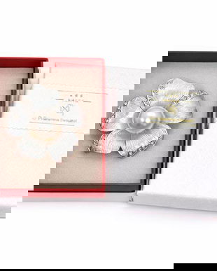 Broșă Mărțișor Floare Argintie cu Perlă și Cristale Strălucitoare