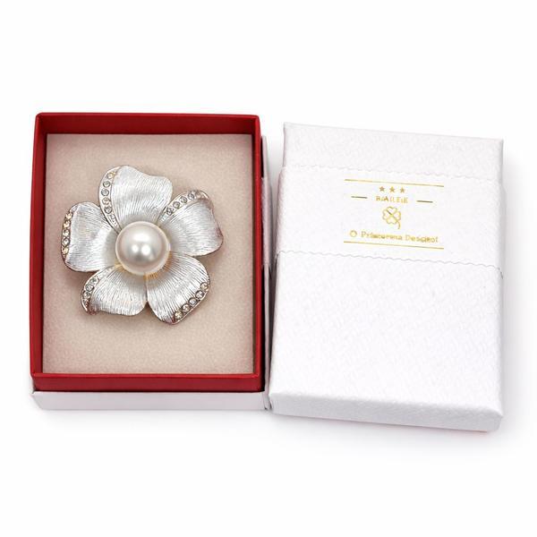 Broșă Mărțișor Floare Argintie cu Perlă și Cristale Strălucitoare