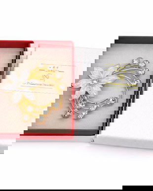 Broșă Mărțișor Floare Albă cu Elemente Aurii și Pietre Strălucitoare,