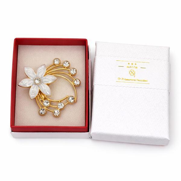 Broșă Mărțișor Floare Albă cu Elemente Aurii și Pietre Strălucitoare,