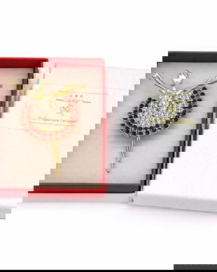 Broșă Mărțișor Balerină Elegantă Aurie cu Pietre Roșii și Cristale Strălucitoare, &icirc;n Cutie Cadou