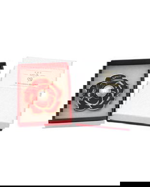 Broșă Mărțișor Floare Roșie cu Perlă Centrală și Finisaj Auriu