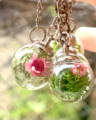 Martisor breloc cu flori si licheni