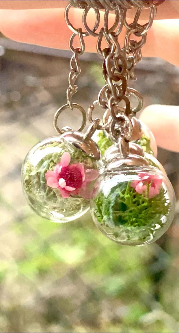 Martisor breloc cu flori si licheni