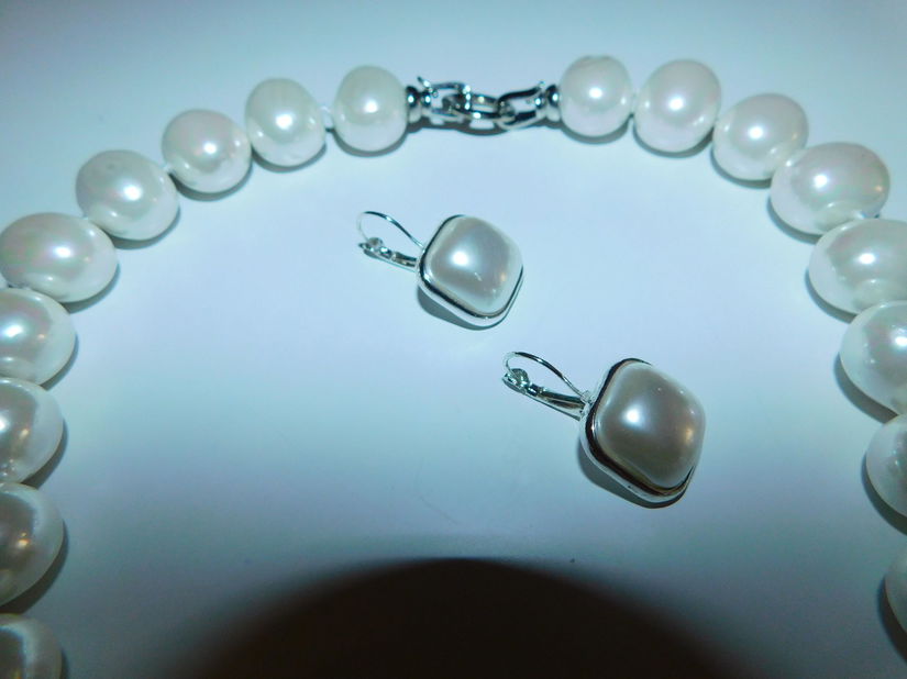 Colier  nou masiv, perle  mari  acoperite cu sidef, cadou cercei  noi asortati,