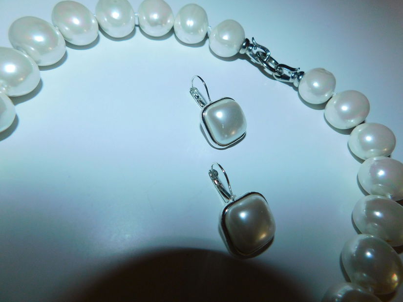 Colier  nou masiv, perle  mari  acoperite cu sidef, cadou cercei  noi asortati,