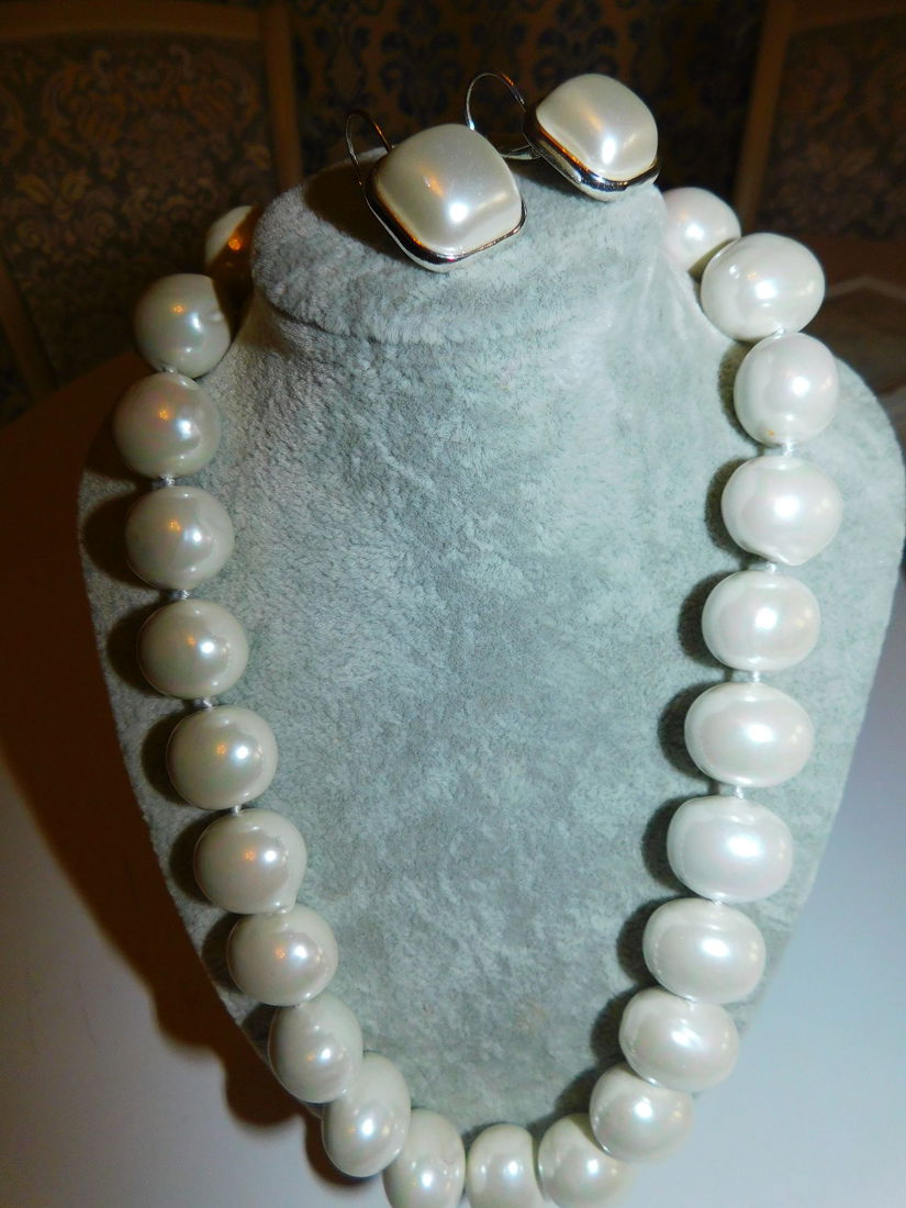 Colier  nou masiv, perle  mari  acoperite cu sidef, cadou cercei  noi asortati,