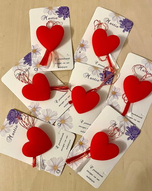 Martisor, brosa inimioara rosie