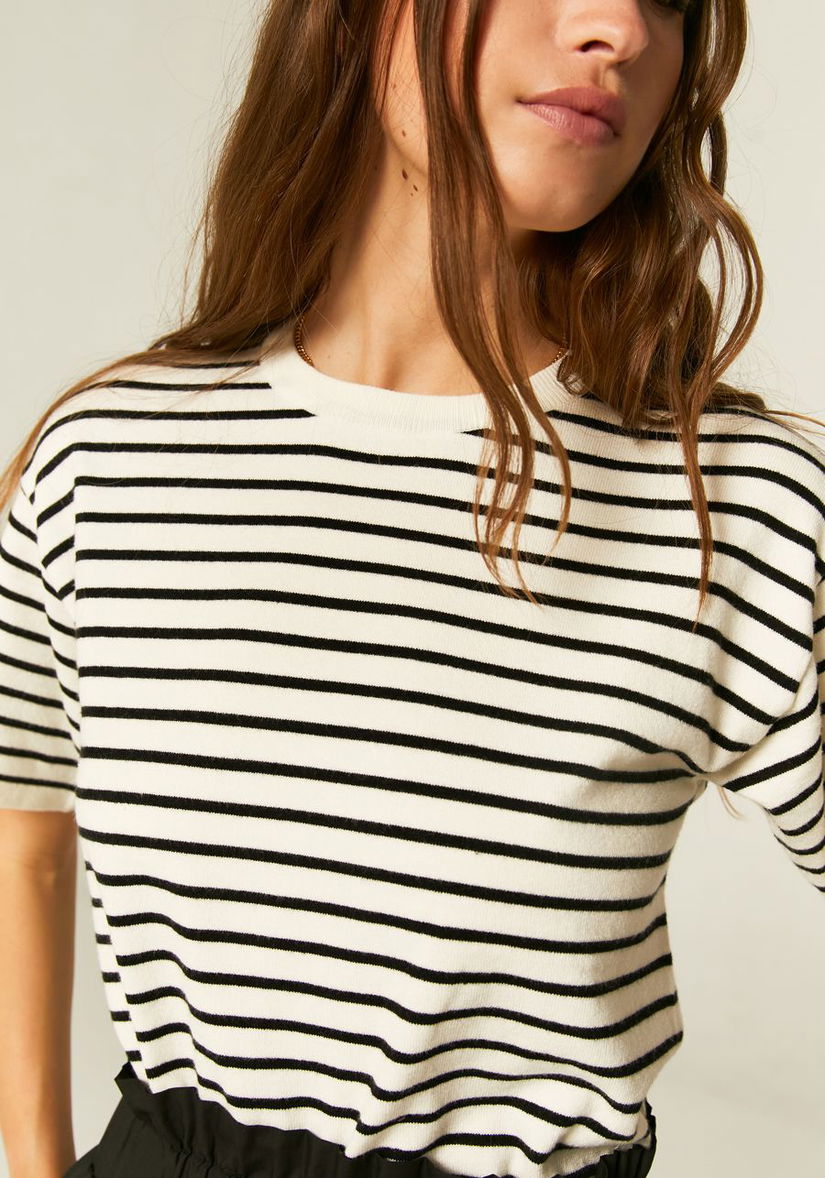 Tricou cu dungi albe și negrel