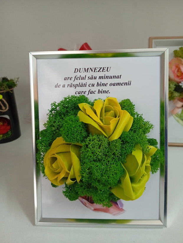 Tablou personalizat cu licheni stabilizați și trandafiri din săpun cadou special cu mesaj creștin