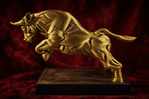 Statuetă Taur Auriu Charging Bull - Decor Birou 16cm