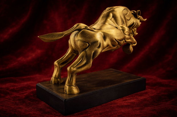 Statuetă Taur Auriu Charging Bull - Decor Birou 16cm