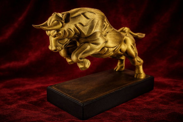 Statuetă Taur Auriu Charging Bull - Decor Birou 16cm