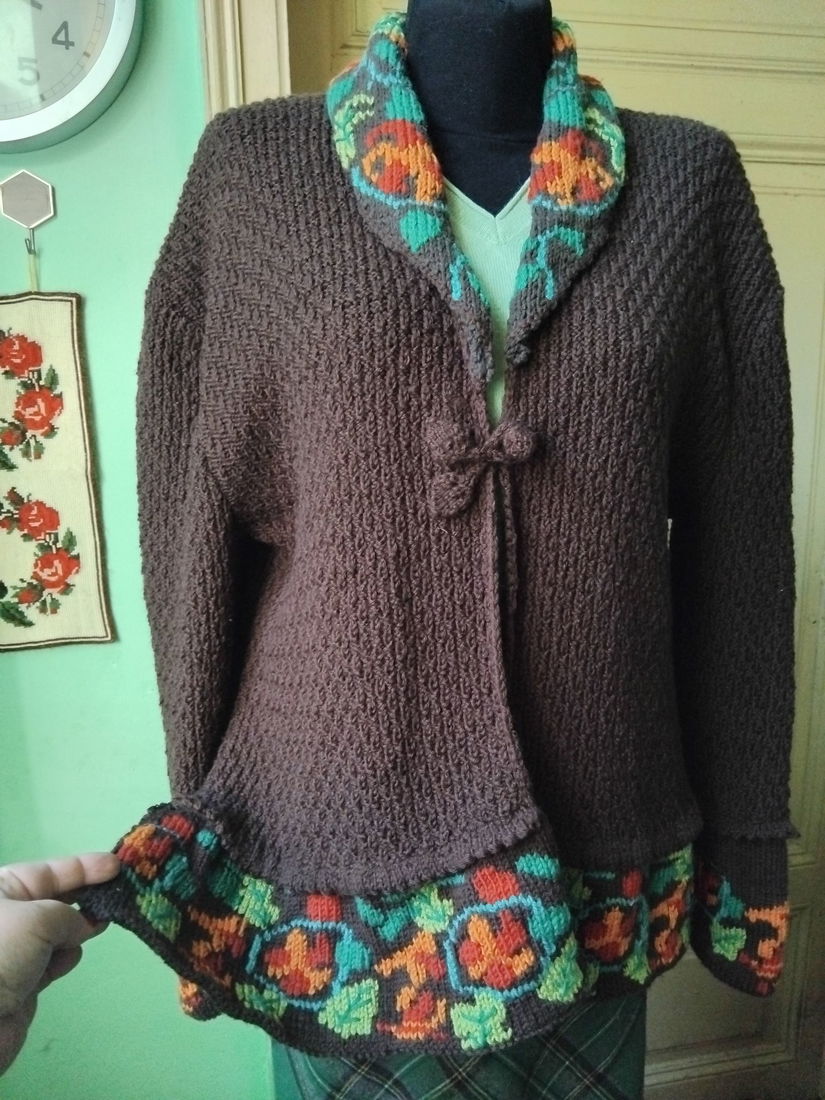 Cardigan tricitat manual cu flori