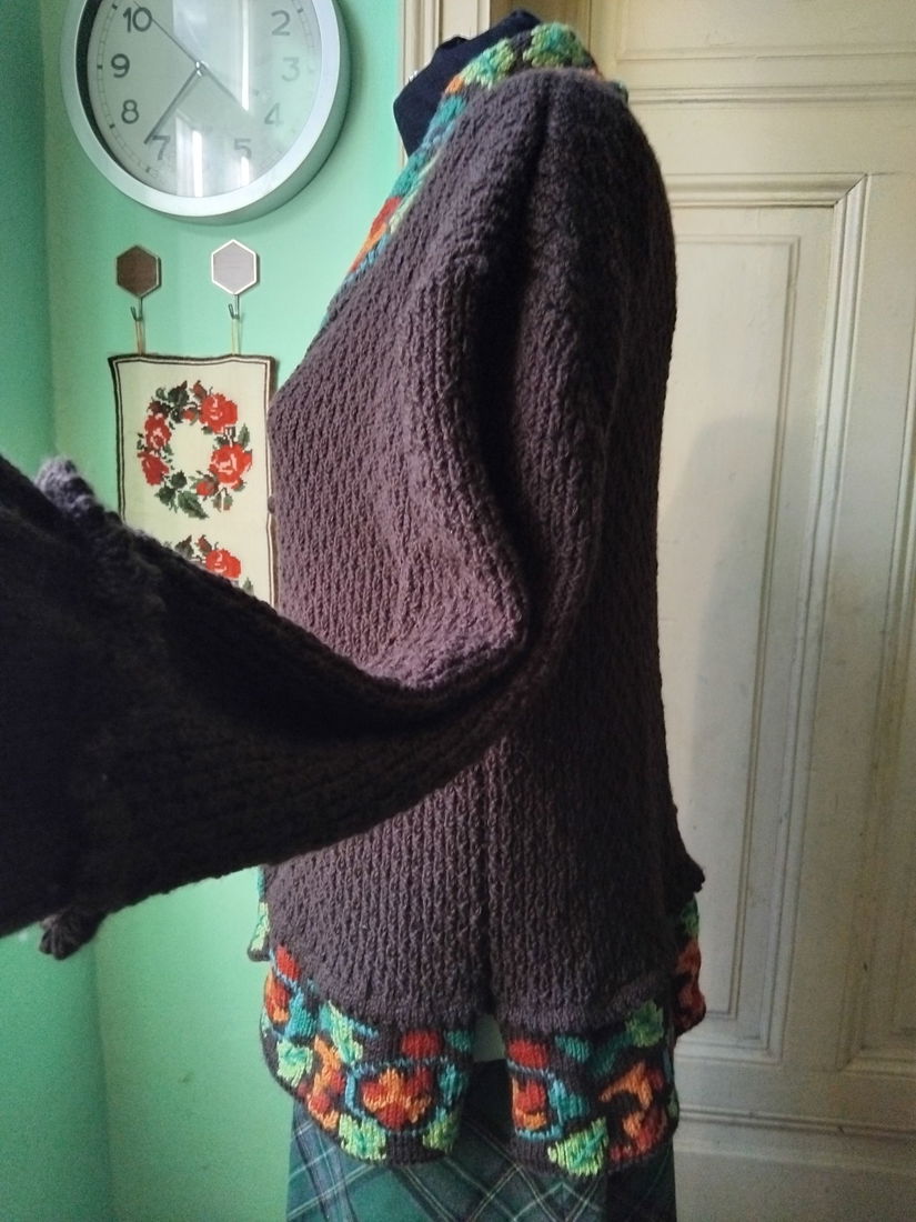 Cardigan tricitat manual cu flori