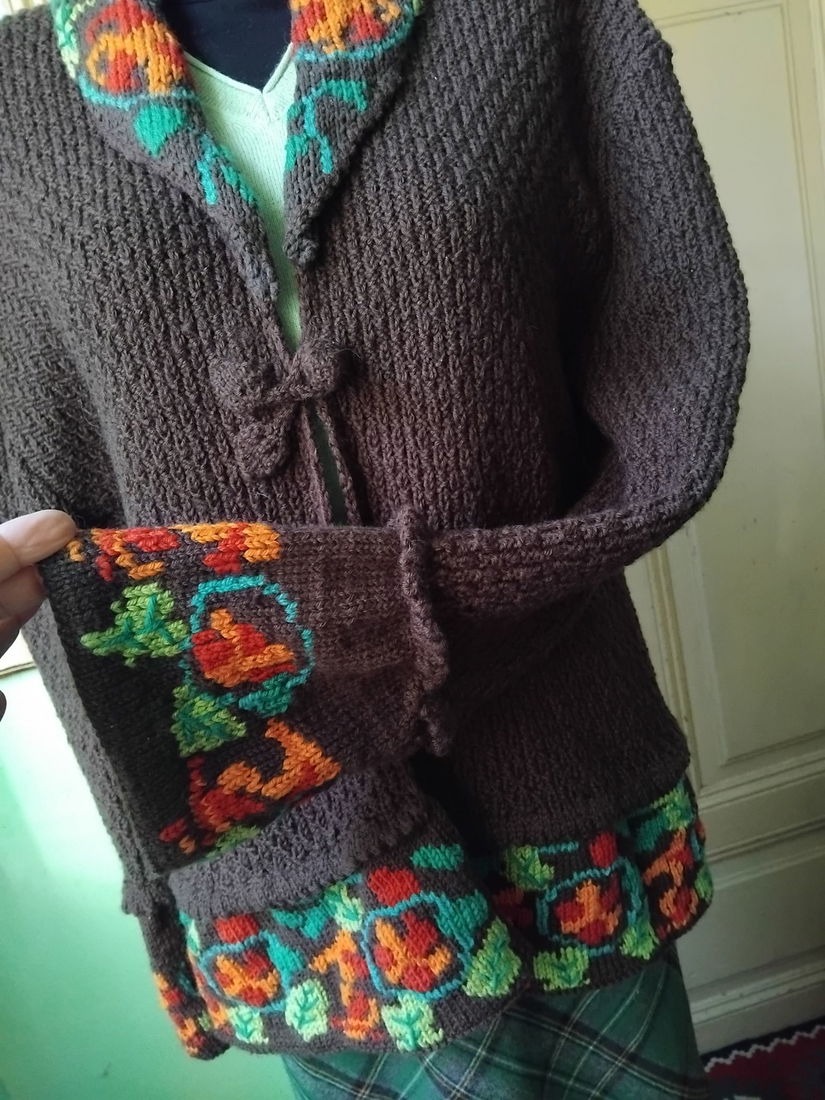 Cardigan tricitat manual cu flori