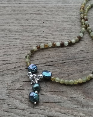 Colier granat verde & perle de cultura