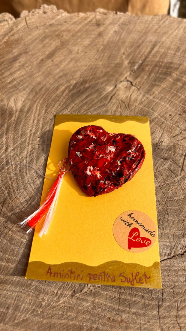 Mărțișor Artizanal / Handmade Inimă Pictată pe Scoarță de Copac