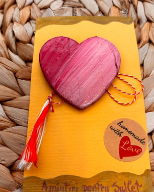 Mărțișor Artizanal / Handmade  Inimă Pictată Manual Roz pe Scoarță de Copac