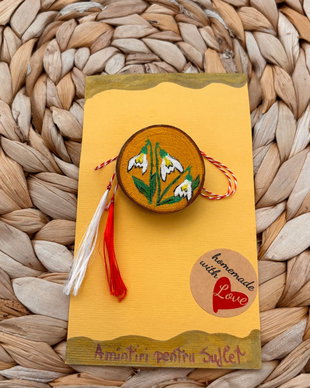Martisor lemn handmade ghiocei sub forma de brosa, unic