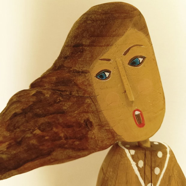 Statueta artizanala "Fata cu parul in vant"