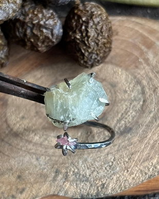 Inel reglabil din argint 925 cu pietre brute de peridot si kunzit