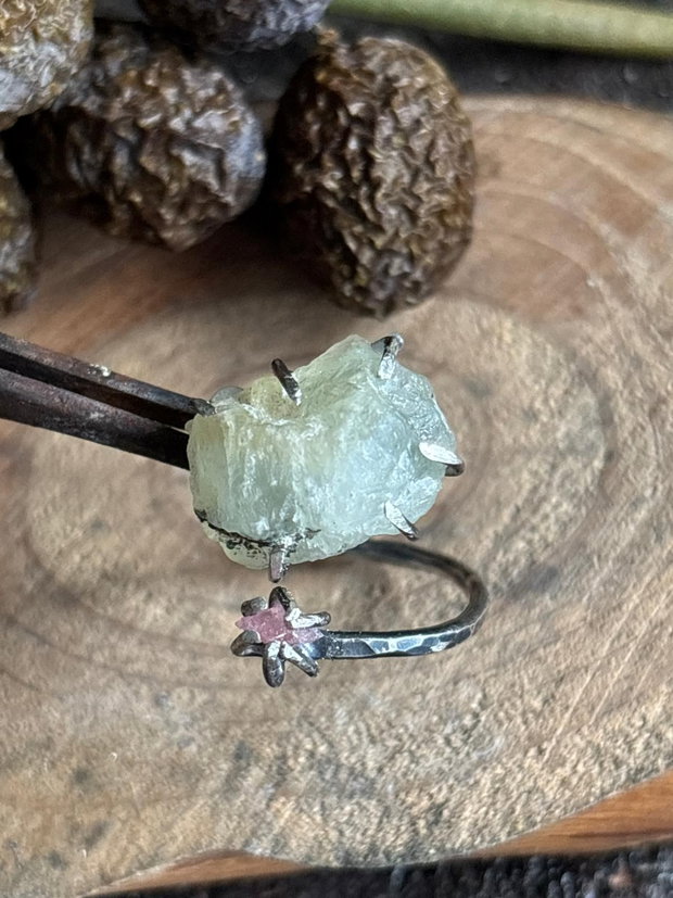 Inel reglabil din argint 925 cu pietre brute de peridot si kunzit