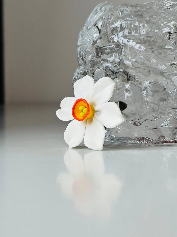Broșă narcisă albă