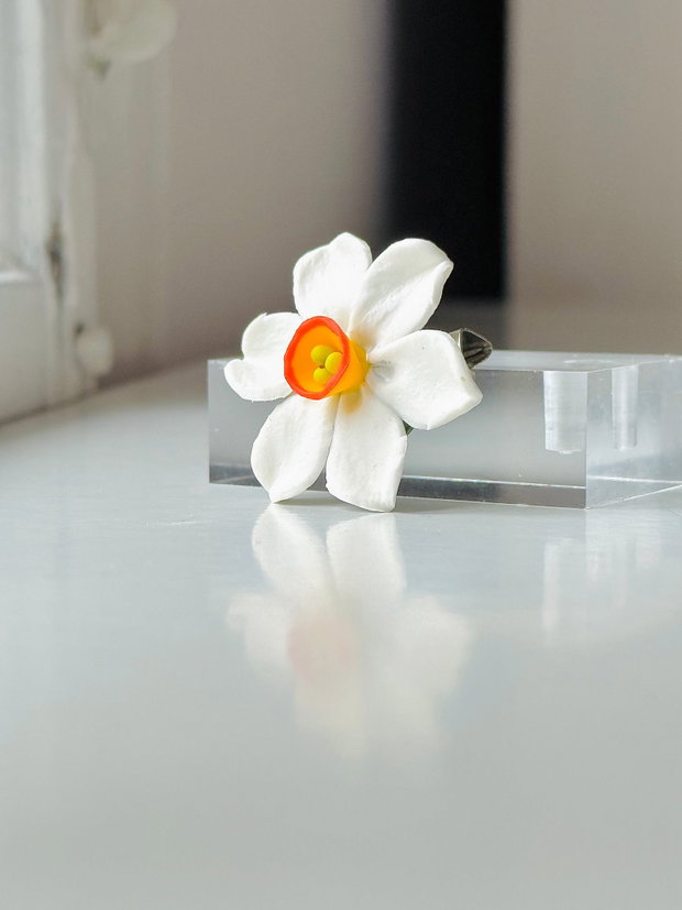 Broșă narcisă albă