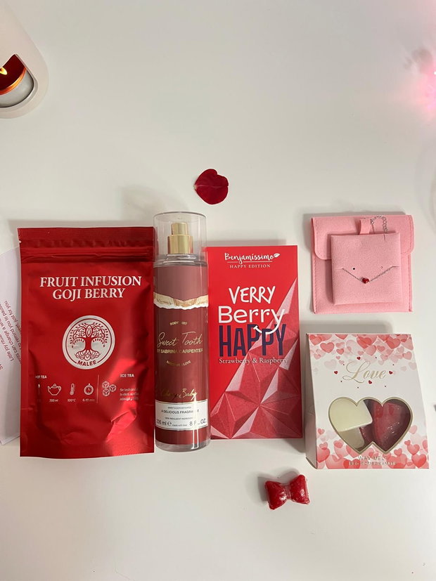Sweet Berry set feminin cu ceai Goji Berry, body mist cireșe, ciocolată, ceară parfumată inimă și brățară