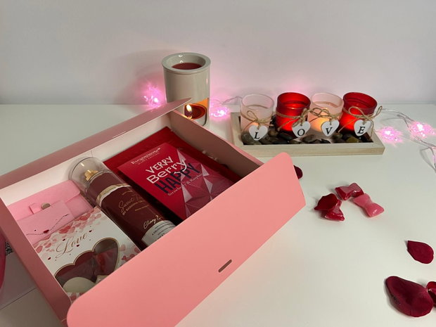 Sweet Berry set feminin cu ceai Goji Berry, body mist cireșe, ciocolată, ceară parfumată inimă și brățară